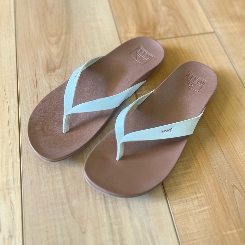 Reef Women’s flip flops like new